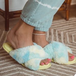 WOMEN'S size 5-6 Muk Luk PERLEY CRISS CROSS SLIPPER New